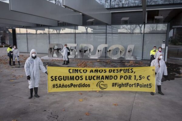 Hoy comienza el juicio contra nueve activistas del clima que denunciaron la negligencia climática de Repsol