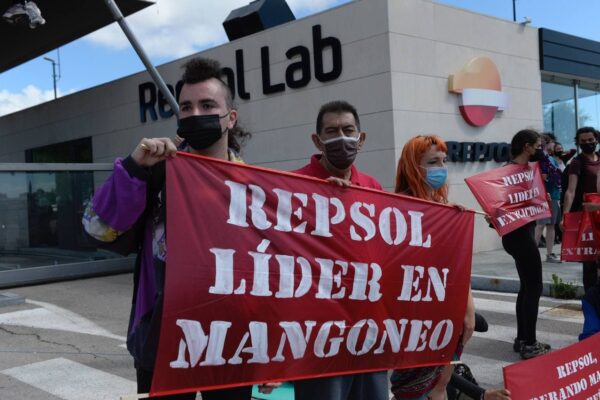 Más de 100 activistas de Rebelión por el Clima bloquean la entrada del centro de investigación de Repsol en Móstoles y piden el cese de sus actividades fósiles