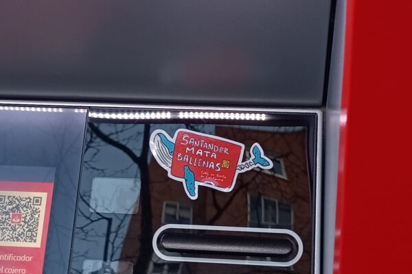 Escala la acción contra el Santander: activistas cubren cajeros con denuncias por su papel en la crisis climática, la deforestación y el genocidio en Palestina